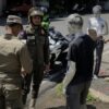Satpol PP Bukittinggi Tertibkan Manusia Silver di Simpang Tembok