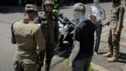 Satpol PP Bukittinggi Tertibkan Manusia Silver di Simpang Tembok