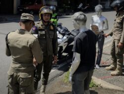 Satpol PP Bukittinggi Tertibkan Manusia Silver di Simpang Tembok