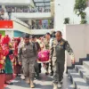 Satpol PP Bukittinggi Bergerak Cepat Selamatkan Ibu Peserta Dalam Kegiatan Festival  Baju Minang