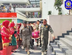 Satpol PP Bukittinggi Bergerak Cepat Selamatkan Ibu Peserta Dalam Kegiatan Festival  Baju Minang