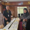 Wawako Bukittinggi dan Bunda Literasi Sumbar Kagumi Kaligrafi Raksasa 100 Meter di Istana Bung Hatta