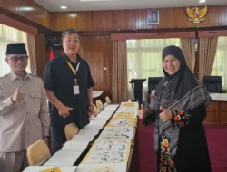 Wawako Bukittinggi dan Bunda Literasi Sumbar Kagumi Kaligrafi Raksasa 100 Meter di Istana Bung Hatta