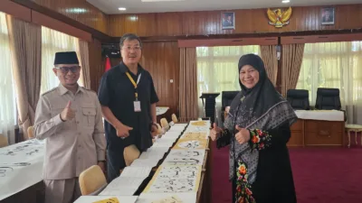 Wawako Bukittinggi dan Bunda Literasi Sumbar Kagumi Kaligrafi Raksasa 100 Meter di Istana Bung Hatta