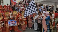 Ribuan Perempuan Berbusana Minang Meriahkan 100 Tahun Jam Gadang