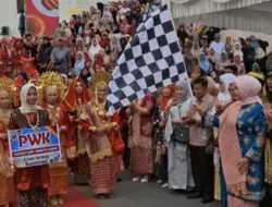 Ribuan Perempuan Berbusana Minang Meriahkan 100 Tahun Jam Gadang