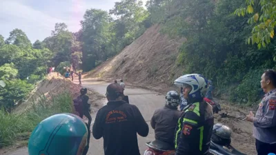 Longsor Tutup Akses Jalan Sungai Landia, Alat Berat Dikerahkan untuk Percepat Penanganan