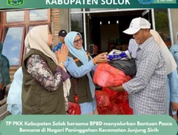 Tak Luput Dari Masalalu Ketua TP-PKK Kabupaten Solok Ny. Nia Jon Firman Pandu Bersama Jajaran Tunjukkan Kepedulian terhadap Korban Bencana Tahun 2025