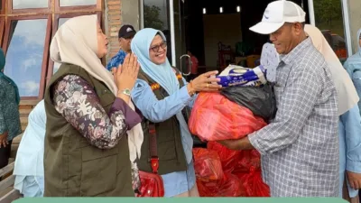 Tak Luput Dari Masalalu Ketua TP-PKK Kabupaten Solok Ny. Nia Jon Firman Pandu Bersama Jajaran Tunjukkan Kepedulian terhadap Korban Bencana Tahun 2025