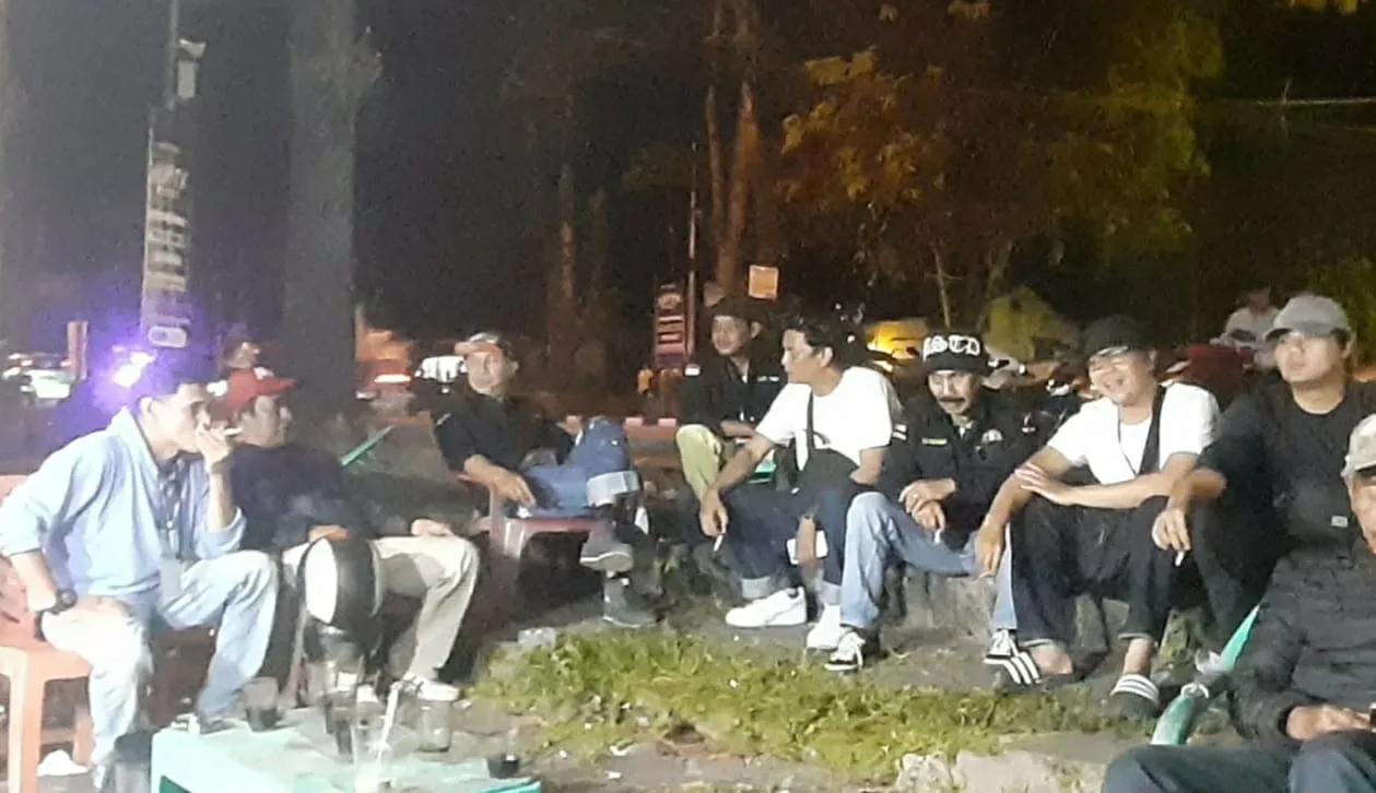 Panitia anak nagari Kurai rehat sejenak sambil berbincang santai usai konser.