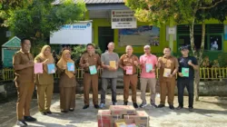 Sambut Tahun Ajaran Baru, SPBU Bawan Salurkan Puluhan Kodi Buku Tulis Bagi Siswa di Agam