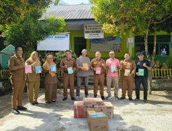 Sambut Tahun Ajaran Baru, SPBU Bawan Salurkan Puluhan Kodi Buku Tulis Bagi Siswa di Agam