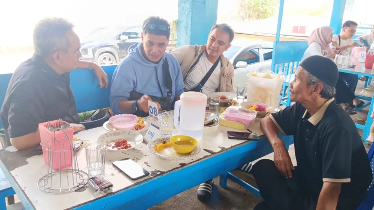 Shabirin Rachmat (kiri) berbincang hanga bersama anak nagari (Zaki Ahmad- nomor 3 dari kiri)  