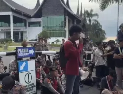 Aksi Mahasiswa Fort De Kock Molor Desak Wali Kota Copot Kasatpol PP dan Sempat Sentil Wartawan