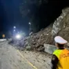 Jalur Padang–Bukittinggi Lumpuh, Longsor di Lembah Anai Tutup Akses Jalan