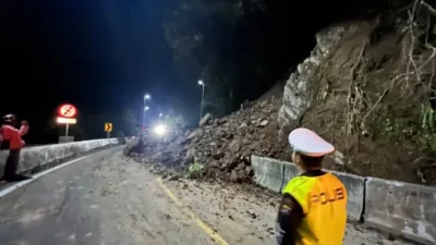 Jalur Padang–Bukittinggi Lumpuh, Longsor di Lembah Anai Tutup Akses Jalan