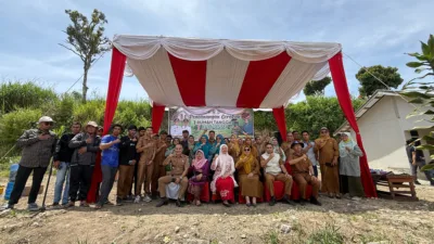 Bunda Lingkungan Hidup Kabupaten Solok Launching Program 1 Rumah 1 Komposter di Alahan Panjang