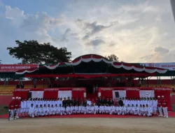 Wakil Bupati Candra Pimpin Upacara Penurunan Bendera HUT ke-81 RI di GOR Batu Batupang