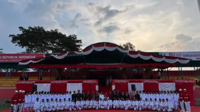 Wakil Bupati Candra Pimpin Upacara Penurunan Bendera HUT ke-81 RI di GOR Batu Batupang