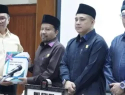 Wali Kota Bukittinggi Ramlan Nurmatias Menyampaikan Raperda Tentang Perubahan APBD Tahun Anggaran 2026 Dalam Rapat Paripurna DPRD