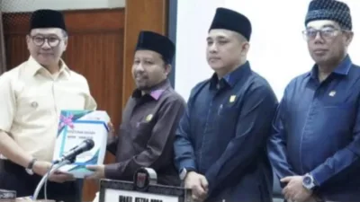 Wali Kota Bukittinggi Ramlan Nurmatias Menyampaikan Raperda Tentang Perubahan APBD Tahun Anggaran 2026 Dalam Rapat Paripurna DPRD