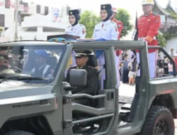 Penyerahan Duplikat Bendera Pusaka di Bawah Jam Gadang Warnai HUT RI ke-81
