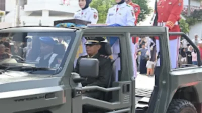 Penyerahan Duplikat Bendera Pusaka di Bawah Jam Gadang Warnai HUT RI ke-81
