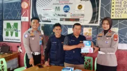 Peduli Kesehatan di Tengah Kabut Asap, Polresta Bukittinggi Salurkan Masker ke SMSI