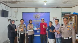 Satlantas Polresta Bukittinggi bagikan masker untuk wartawan