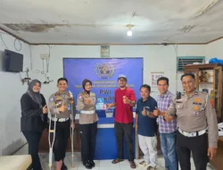 Satlantas Polresta Bukittinggi bagikan masker untuk wartawan