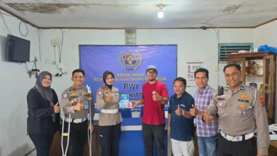 Satlantas Polresta Bukittinggi bagikan masker untuk wartawan