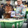 Pemko Bukittinggi Terima Bantuan 50 Tong Sampah dari Gebu Minang