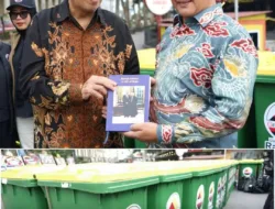 Pemko Bukittinggi Terima Bantuan 50 Tong Sampah dari Gebu Minang