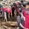K9 SAR Polda Sumbar Sisir Jalur Air Bah, Bantu Percepat Pencarian Korban Galodo di Solok