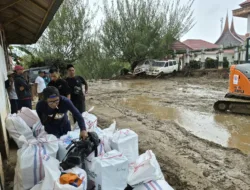 Puluhan Pemuda Salayo Gotong Royong Bersihkan Lumpur dan Selamatkan aset Dinas Pariwisata Kabupaten Solok