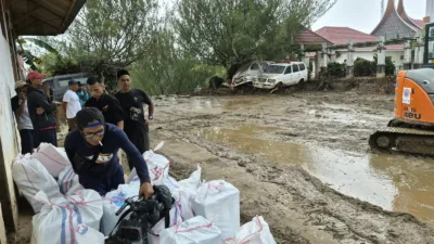 Puluhan Pemuda Salayo Gotong Royong Bersihkan Lumpur dan Selamatkan aset Dinas Pariwisata Kabupaten Solok