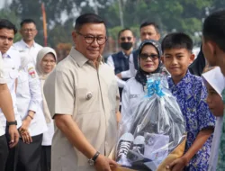 Wako Serahkan Bantuan Perlengkapan Murid Baru untuk 3.619 Siswa SD-SMP Bukittinggi