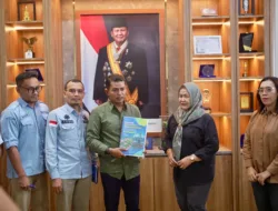 Bupati Solok Serahkan Dokumen R3P Bencana Banjir Bandang Arosuka kepada BNPB