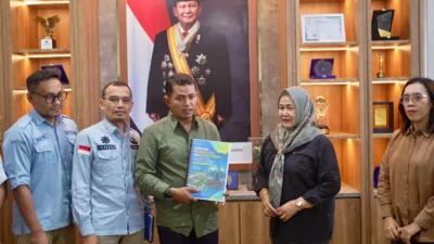 Bupati Solok Serahkan Dokumen R3P Bencana Banjir Bandang Arosuka kepada BNPB
