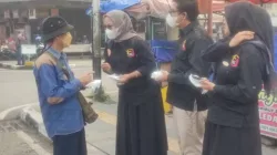 Kabut Asap Selimuti Padang Panjang, PJKIP Turun ke Pasar Bagikan 1.000 Masker