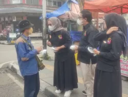 Kabut Asap Selimuti Padang Panjang, PJKIP Turun ke Pasar Bagikan 1.000 Masker