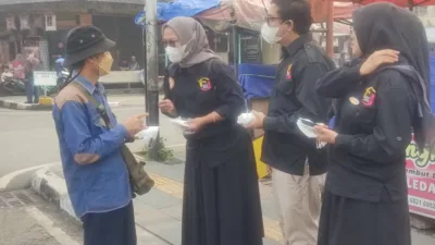 Kabut Asap Selimuti Padang Panjang, PJKIP Turun ke Pasar Bagikan 1.000 Masker